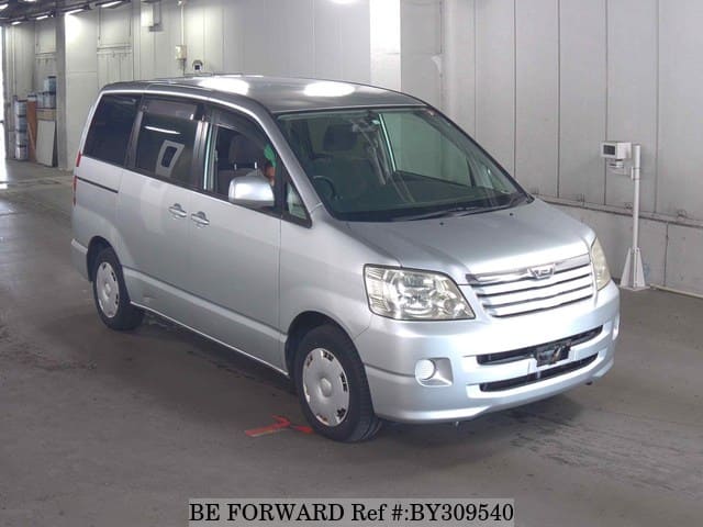 2004 Toyota Noah JDM car for sale — photo 4 of 6