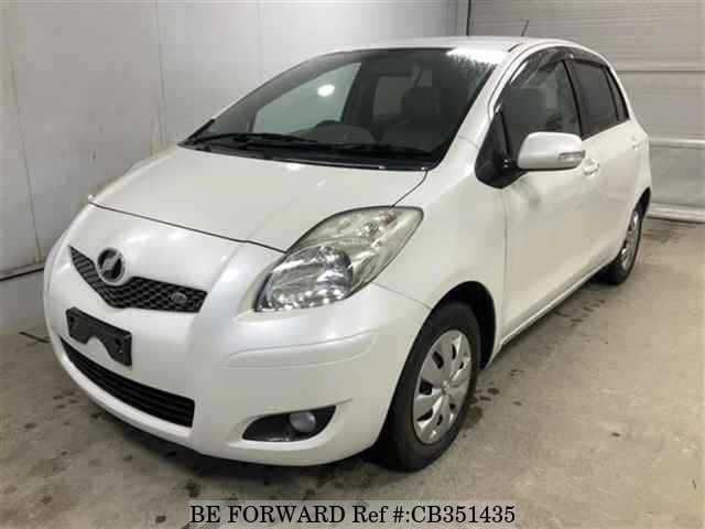 A grey JDM sports car speeding down a highway at night.