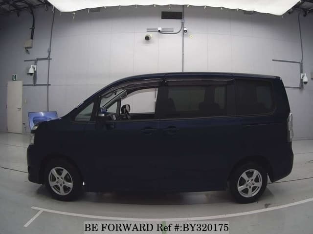 2009 Toyota Voxy JDM car for sale — photo 5 of 8