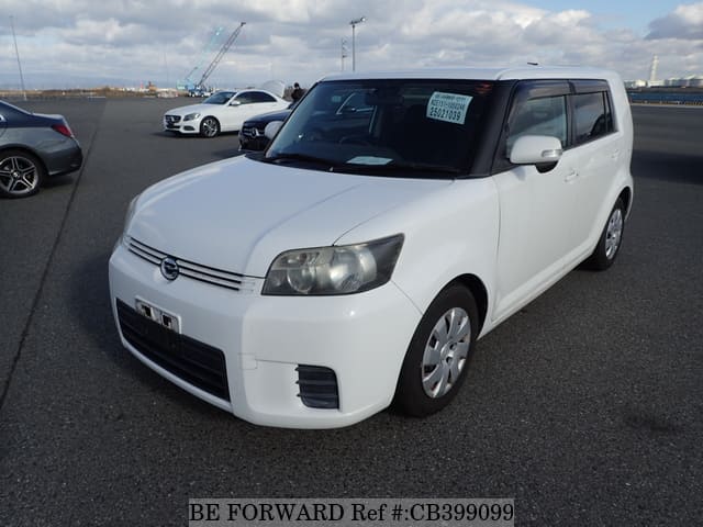 A grey JDM sports car speeding down a highway at night.