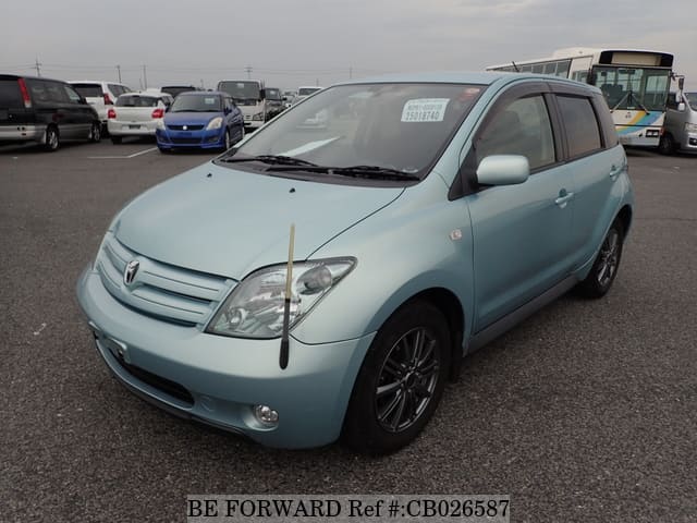 A grey JDM sports car speeding down a highway at night.
