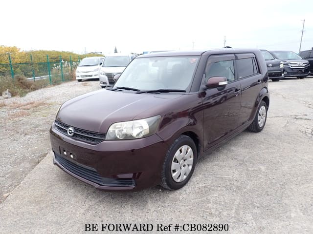 A grey JDM sports car speeding down a highway at night.