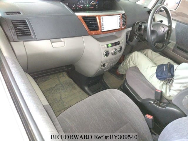 2004 Toyota Noah JDM car for sale — photo 3 of 6
