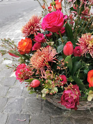 Ein wunderschöner und liebevoller Blütenkorb aus deinem regionalen Blumengeschäft namens BlütenMeer in Brugg, Frick und Baden.