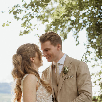 Brautpaar mit Anstecker und Brautstrauss vom BlütenMeer in Brugg, Frick und Baden.