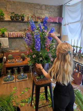 Floristin erstellt Werkstück im BlütenMeer in Brugg, Frick und Baden.
