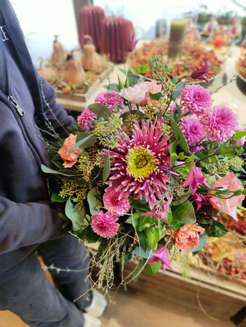 Floristin mit Blumenstrauss vom BlütenMeer in Brugg, Frick und Baden.