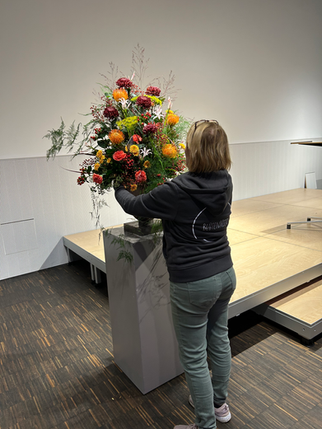 Florisitin präsentiert blühende Eventflorisitik mit einem meisterhaften Werkstück aus dem BlütenMeer in Brugg, Frick und Baden.