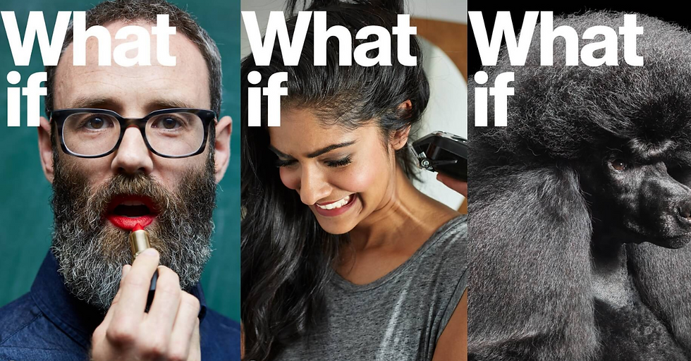 Arte conceptual de un héroe griego bloqueado por publicidad y política mientras personas con espejos en los ojos lo rodean, ilustrando cómo los mitos son secuestrados por la sociedad moderna, blog de Jorge Santa Cruz en alas.city sobre mitología y novelas.