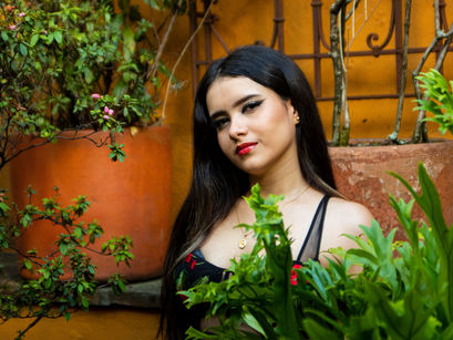 "Isabela Cano Desata una Tormenta Creativa con el Lanzamiento del Visualmente Impactante 'Sugar Daddy'".