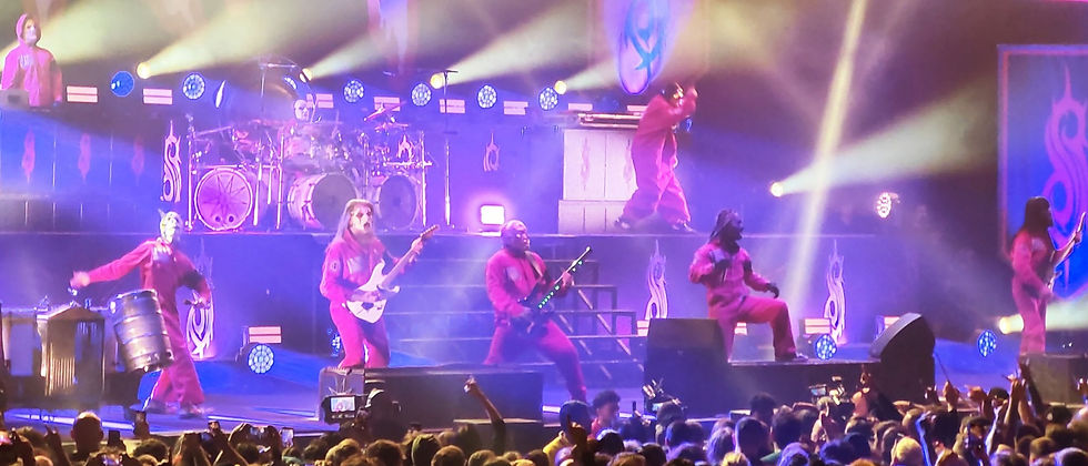 Slipknot en vivo sobre el escenario con sus máscaras y monos de trabajo característicos