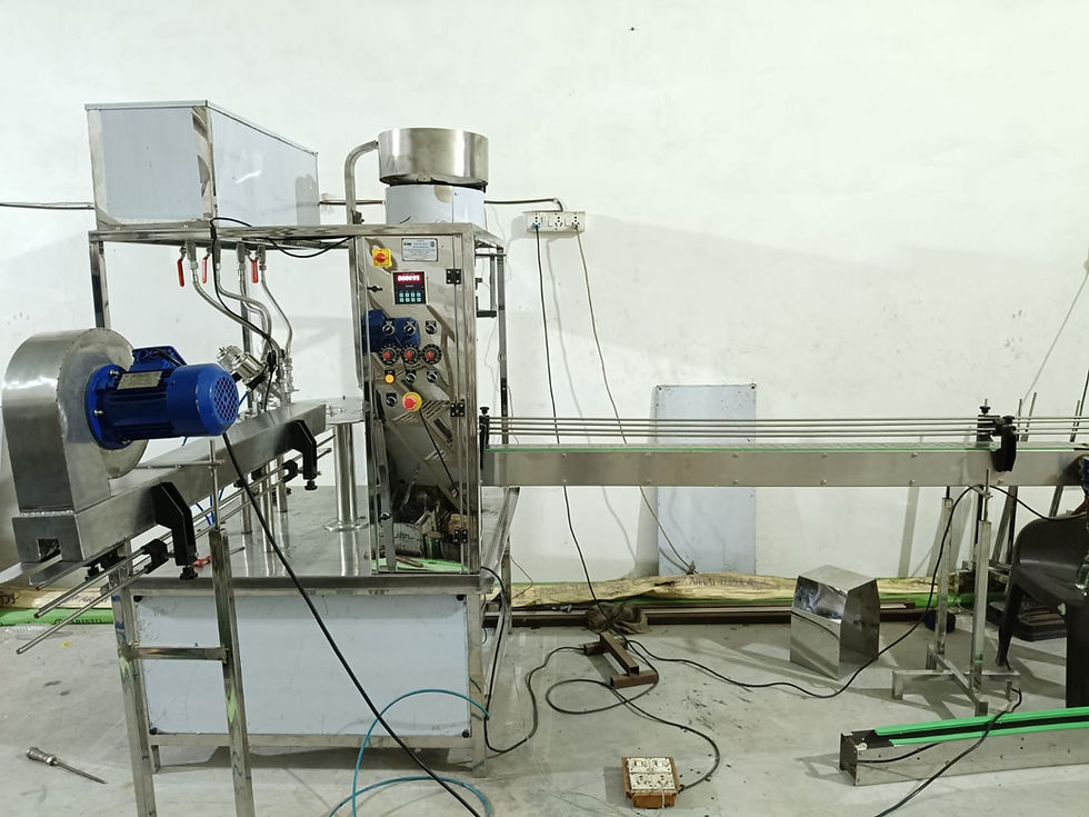 Industrial liquid filling machine with conveyor belt