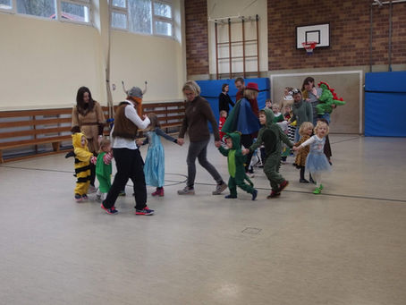 Turnkinder feiern Karneval