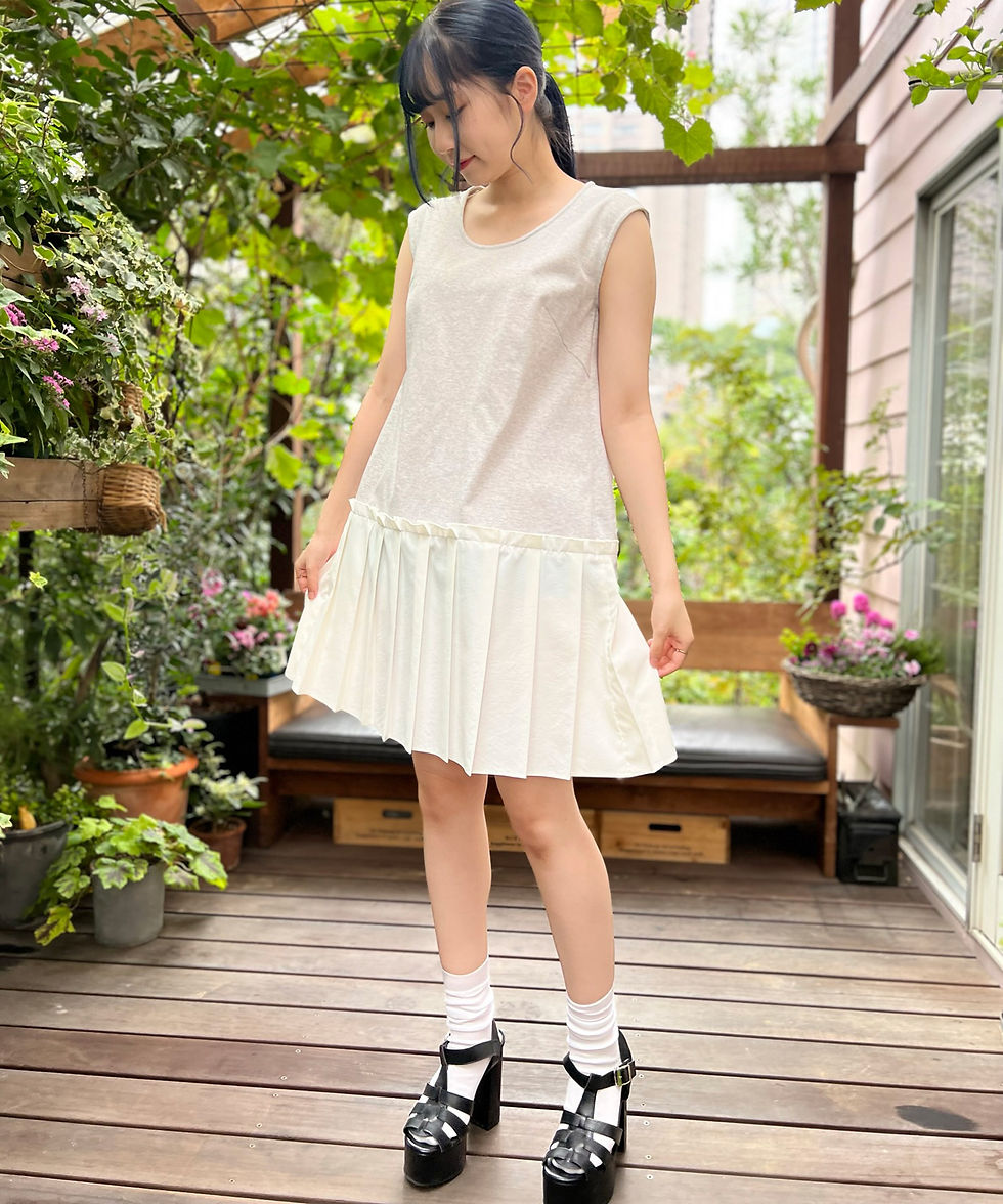 サムネイル： Sleeveless pullover with pleats