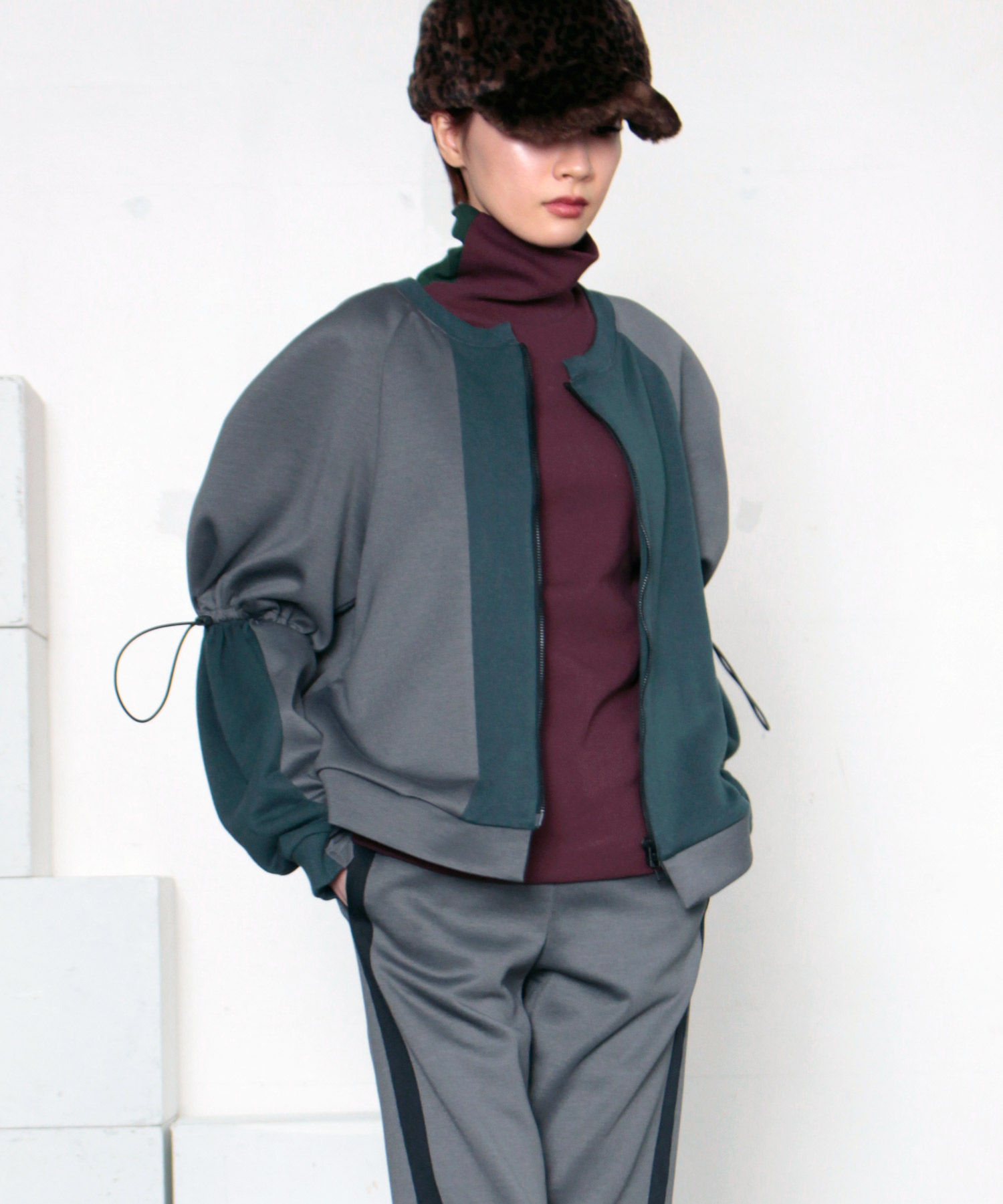 Cardboard volume sleeve blouson