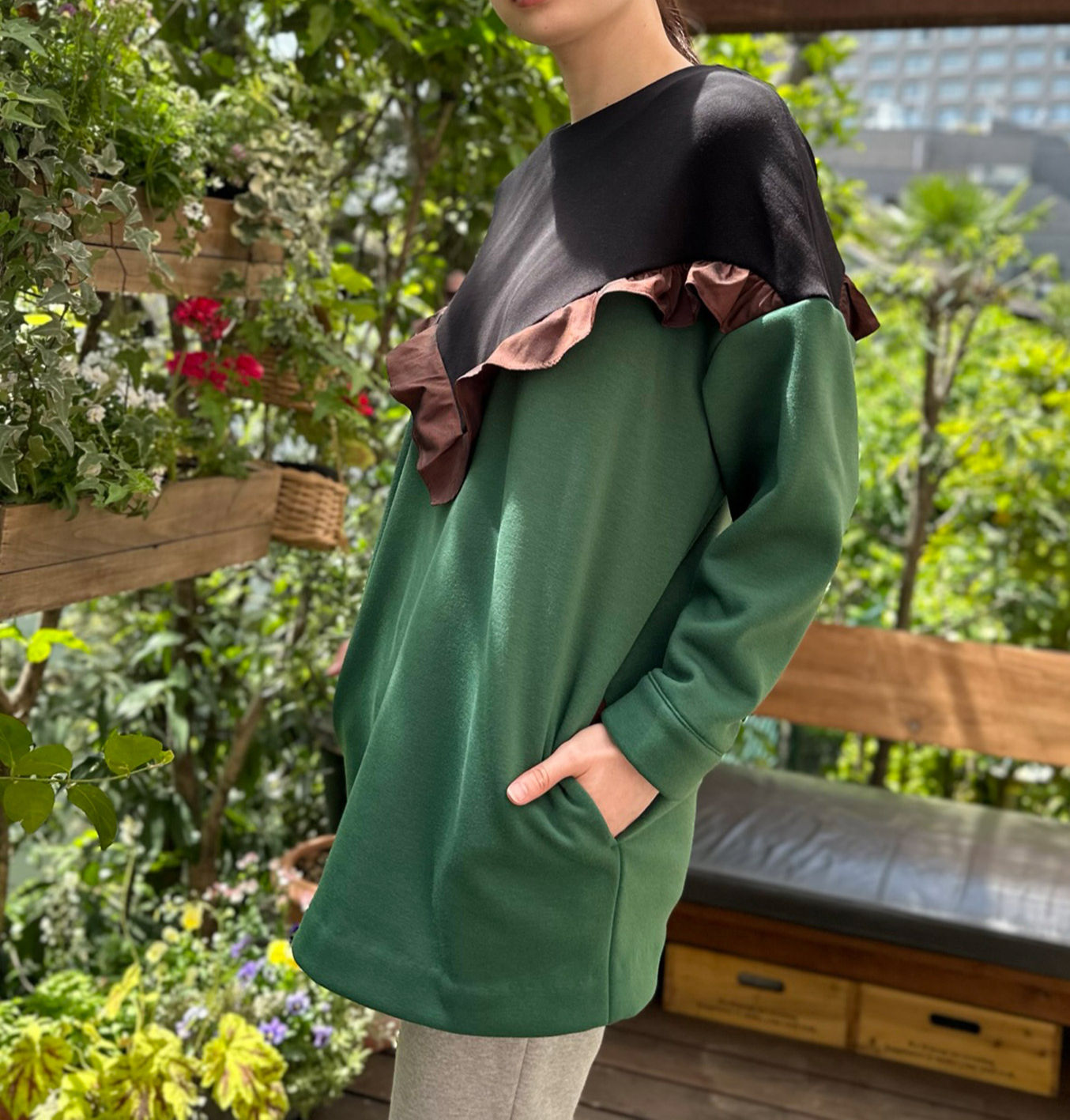 Frill switching pullover