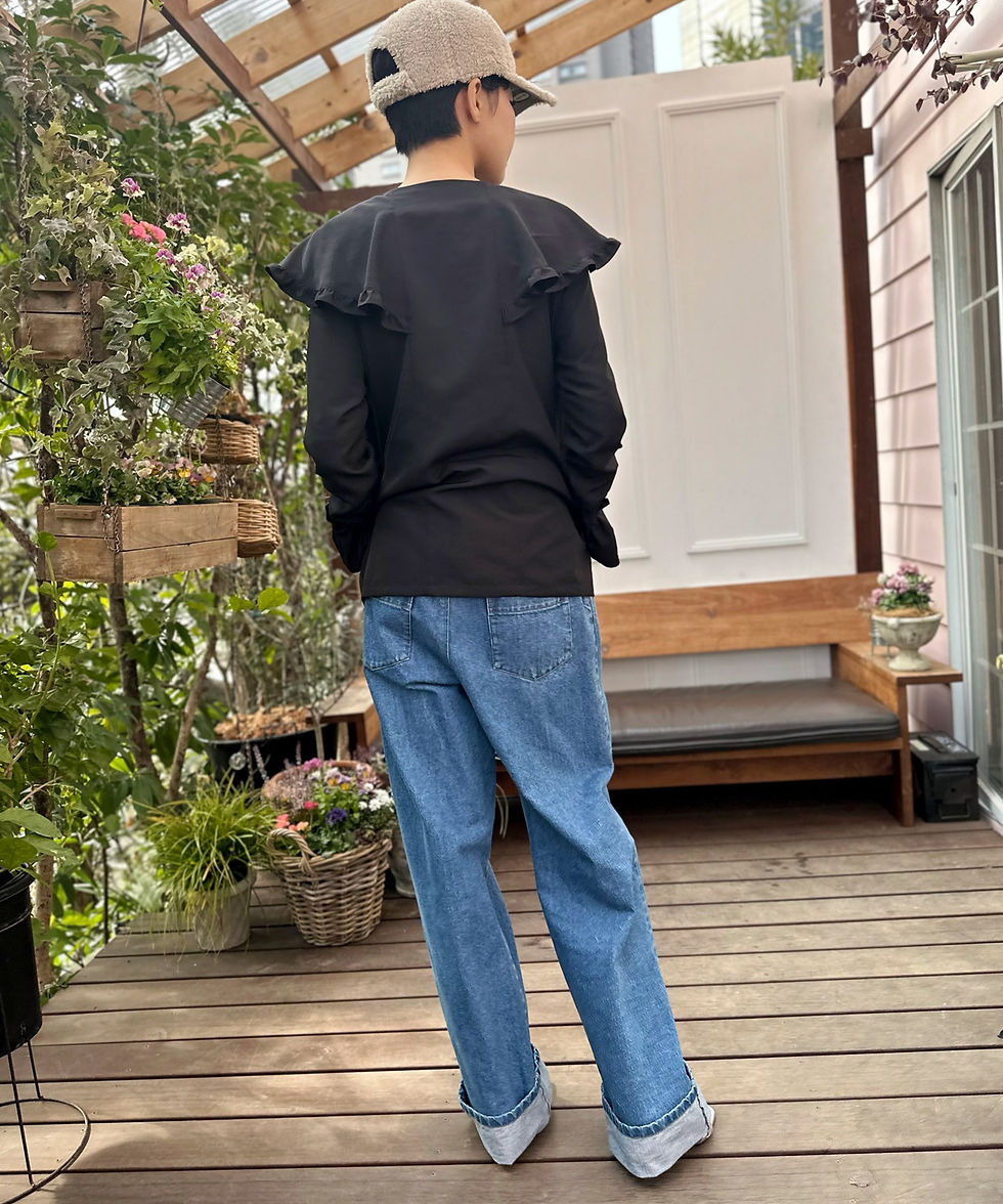 サムネイル： Flare tuck design blouse