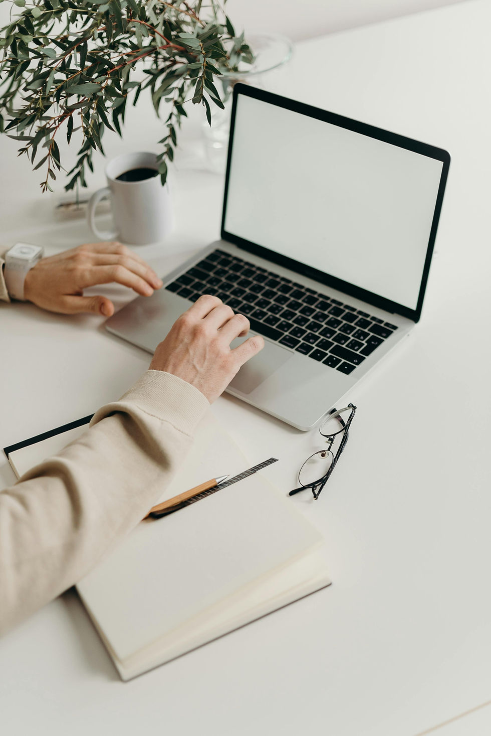 Professional workspace with laptop for online French coaching