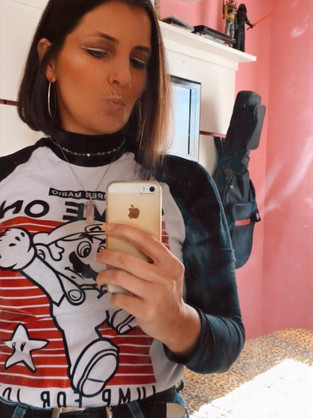 kau costabile usando delineador branco em frente ao espelho