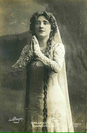 Aline Vallandri Edwardian opera singer with famous floor-length hair, vintage 1910s postcard portrait by Saul Boyer, Opéra-Comique Paris, long braided golden locks and elegant gown