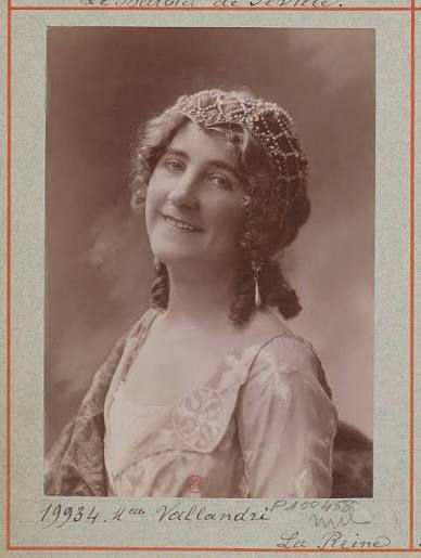Aline Vallandri Edwardian opera singer with famous floor-length hair, vintage 1910s postcard portrait as 'La Reine', smiling in pearl beaded crown and elegant gown, Opéra-Comique celebrity showcasing Edwardian beauty and luxurious updo