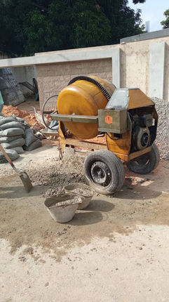Trompo mezclador en obra trabajando