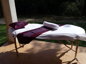 Préparation d'un table de soin spa