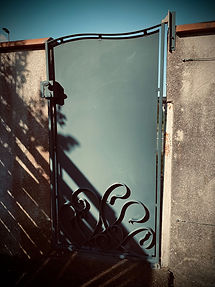 Portillon entaille a mi fer, fer forgé Ferronnerie d'art Ncotèl