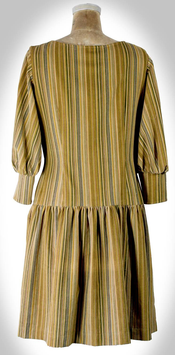 Thumbnail: 'Baby' ribfluwelen jurk met verlaagd taille en wijde mouwen.