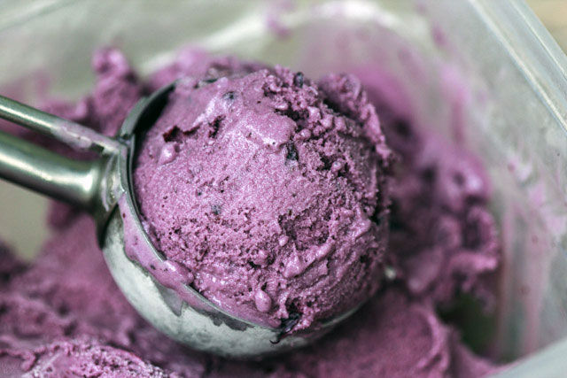 Helado de plátano y arándanos.