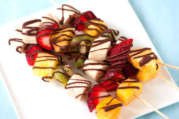 Brochetas de fruta natural.