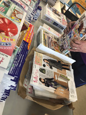 冊子の折り込み作業です