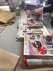 冊子の折り込み作業です
