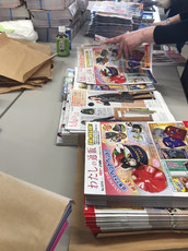 冊子の折り込み作業です