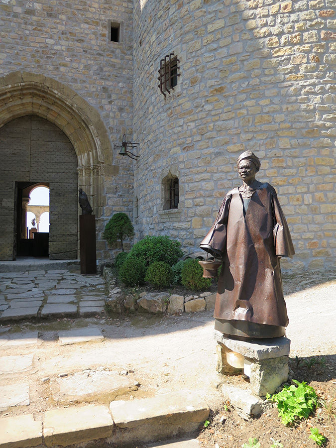 Emmanuel Michel peintre sculpteur sculpture en situation Le gardien égyptien Château de Castellaras à Mouans-Sartoux