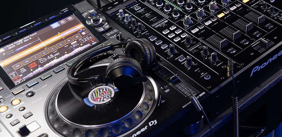 DJM-A9-feature-headphone-outputs-pc-1082x1000-1-1024x501.jpg