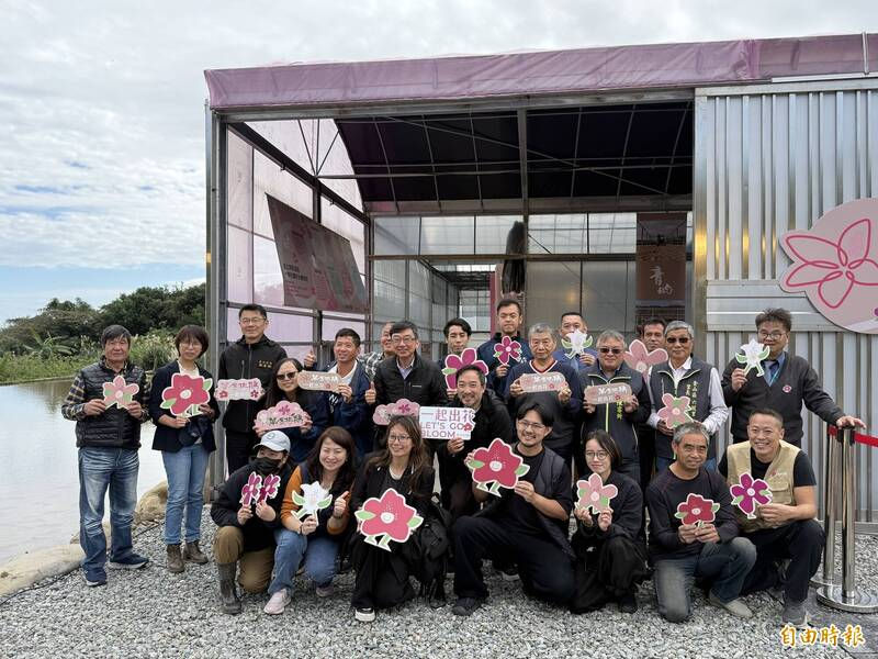 新北市府農業局斥資打造萬金杜鵑智能美學溫室,圖為金山花卉產銷班長嚴慶榮(左5)與妻子黃美娟(左4)共同經營的青昀苗圃由,今天(29日)正式啟用。(記者俞肇福攝)