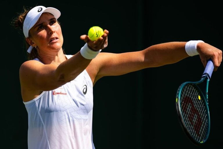 Beatriz Haddad Maia saca em Wimbledon