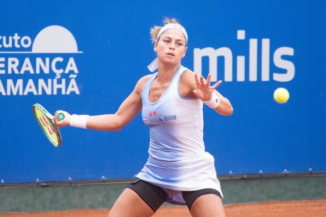 Carol Meligeni avançou no ITF W35 argentino e enfrenta peruana nas oitavas