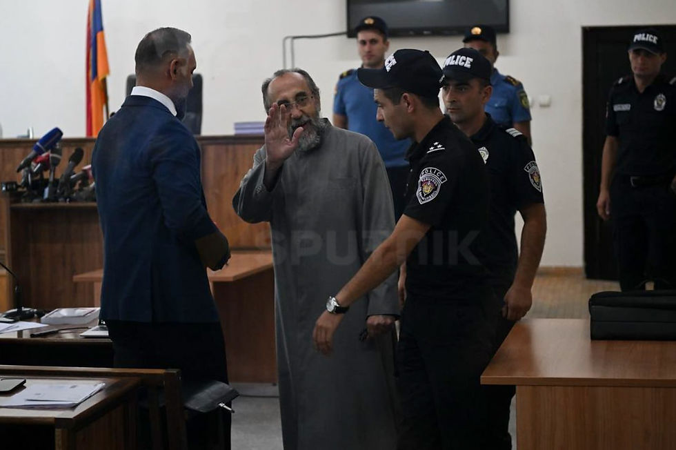 El Arzobispo Achapahian antes de escuchar el veredicto de