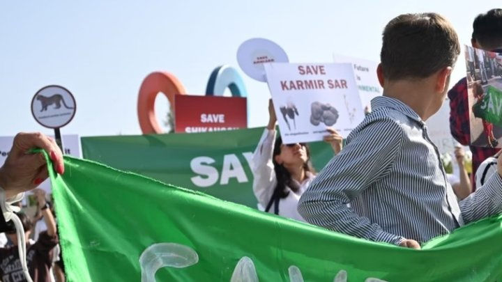 Protestas frente a la sede de la COP17. Exigen el cierre de la mina de oro de Amulsar y una nueva evaluación de impacto ambiental. Foto: OC Media/Ani Ghulinyan