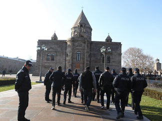 Echmiadzín literalmente ocupada por fuerzas policiales armenias