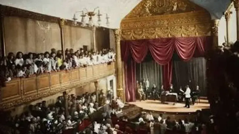 El Salón del Teatro Aramian se fundó en Tabriz en 1915, convirtiéndose en un importante recinto para representaciones teatrales en la ciudad.
