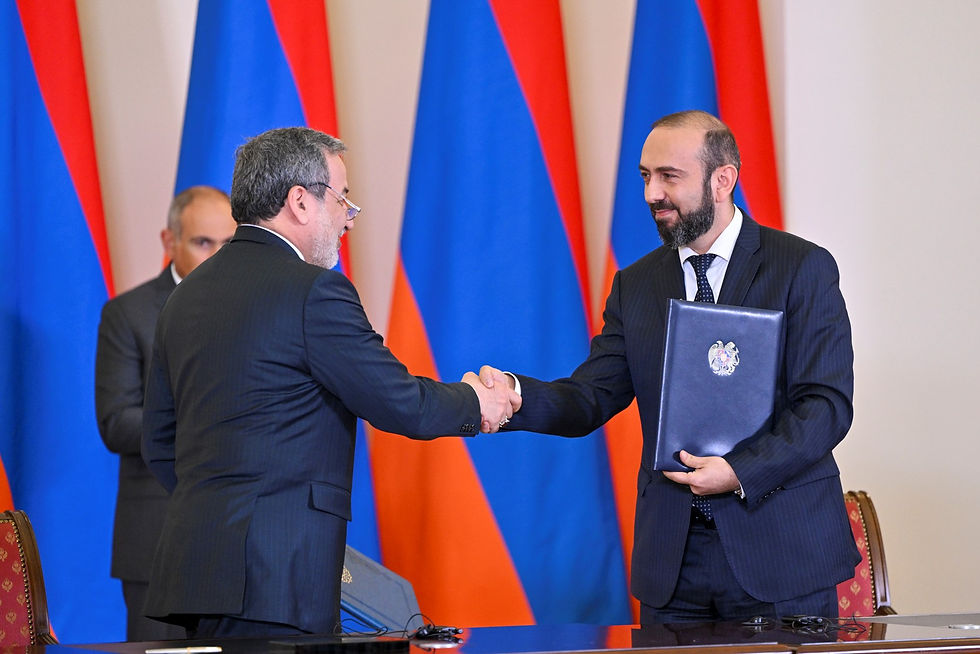Los Cancilleres de Armenia e Irán se saludan luego de la firma de los