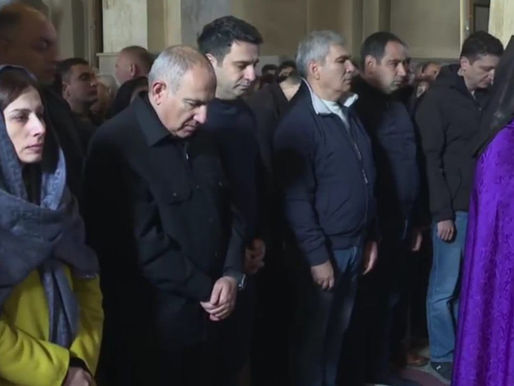 Pashinian parece no poder doblegar a Echmiadzín: volvió a la Iglesia, pero el sacerdote nombró al Katolicós