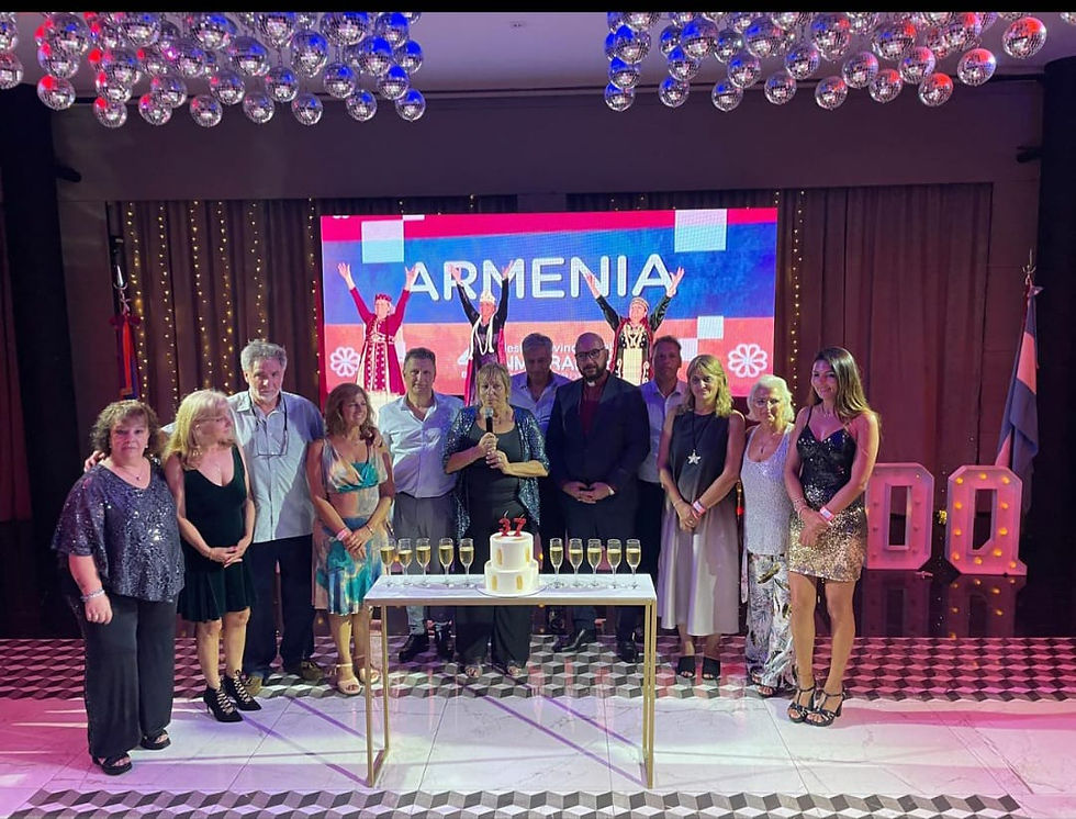 Integrantes de la CD de la Asociación Residentes Armenios de Mar del Plata junto a Monseñor Arén Shaheenian, Primado de la Iglesia Apostólica Armenia para Argentina y Chile