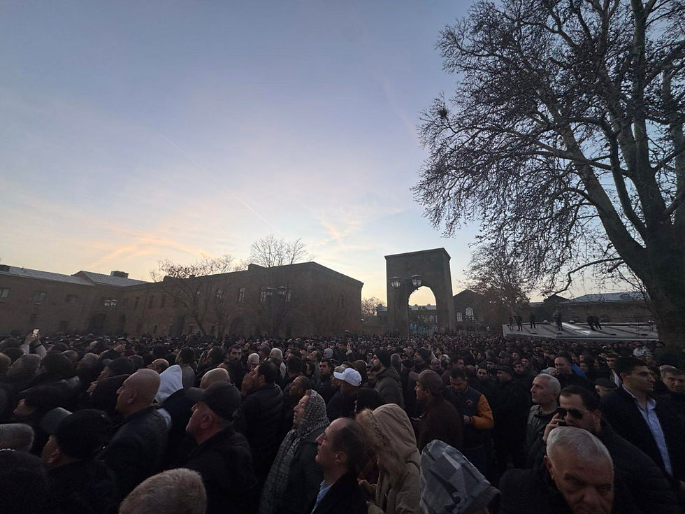 Una multitud se hizo presente para apoyar a la Iglesia y al Katolicós