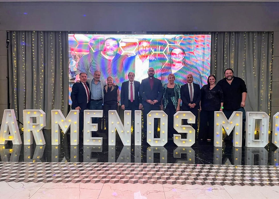 Gladys Demirdjian, presidente de la Asociación, junto a Monseñor Arén Shaheenian, al presidente del Centro Armenio de Argentina, Aram Karaguezian; al presidente de IARA, Carlos Varty Manoukian; y a Arturo Hatchadourian, Secretario de Relaciones con las Comunidades del CA.