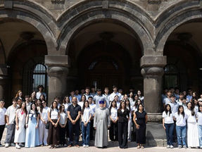 Alumnos de las escuelas armenias de nuestro país fueron recibidos por Su Santidad Karekín II