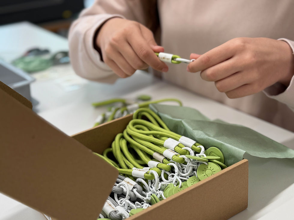 Hier werden die fertigen Anhänger nach einem letzten Qualitätscheck verpackt.